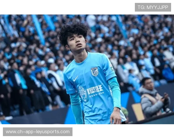 大连英博的无球跑位令人惊叹，多次形成有效牵制