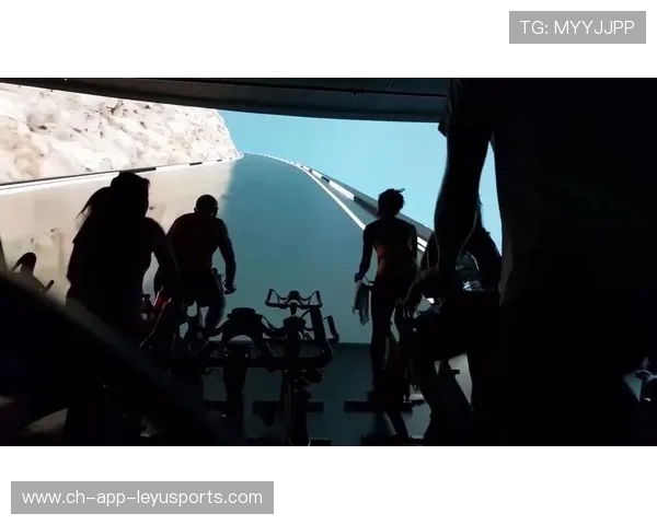 沉浸式骑行：动感单车配上巨幕，边骑边环游世界，骑动感单车的游戏